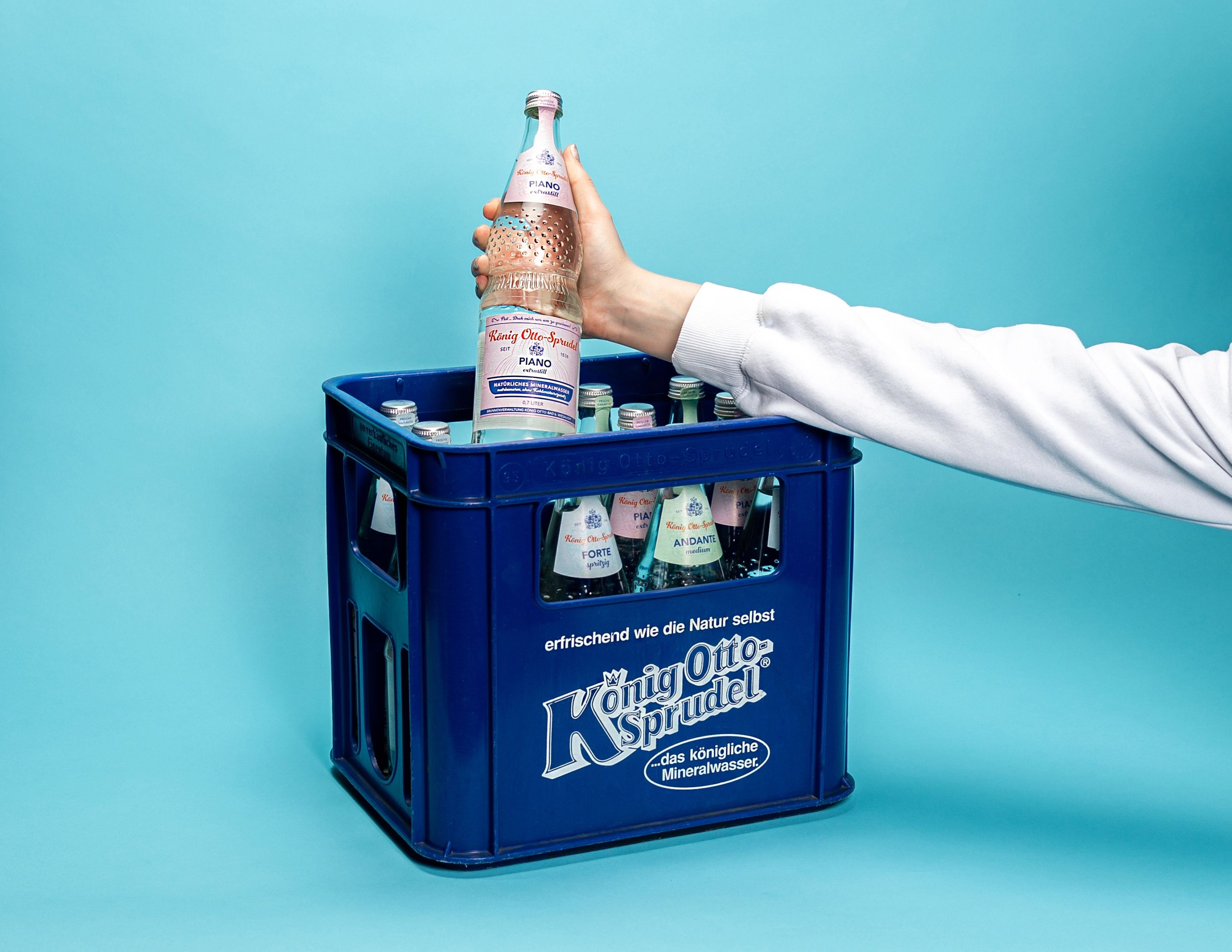 König Otto Sprudel Mineralwasserkasten mit Retro Flaschen darin