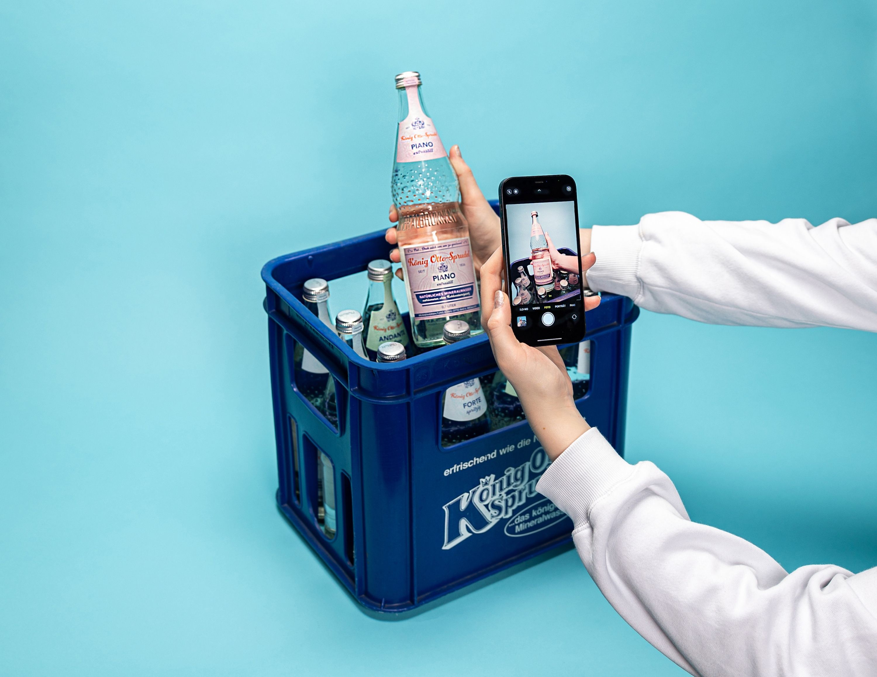 Frau macht ein Foto der Retro Flaschen mit ihrem Handy